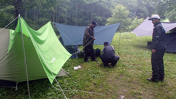 小雨が降る中のテント設営
